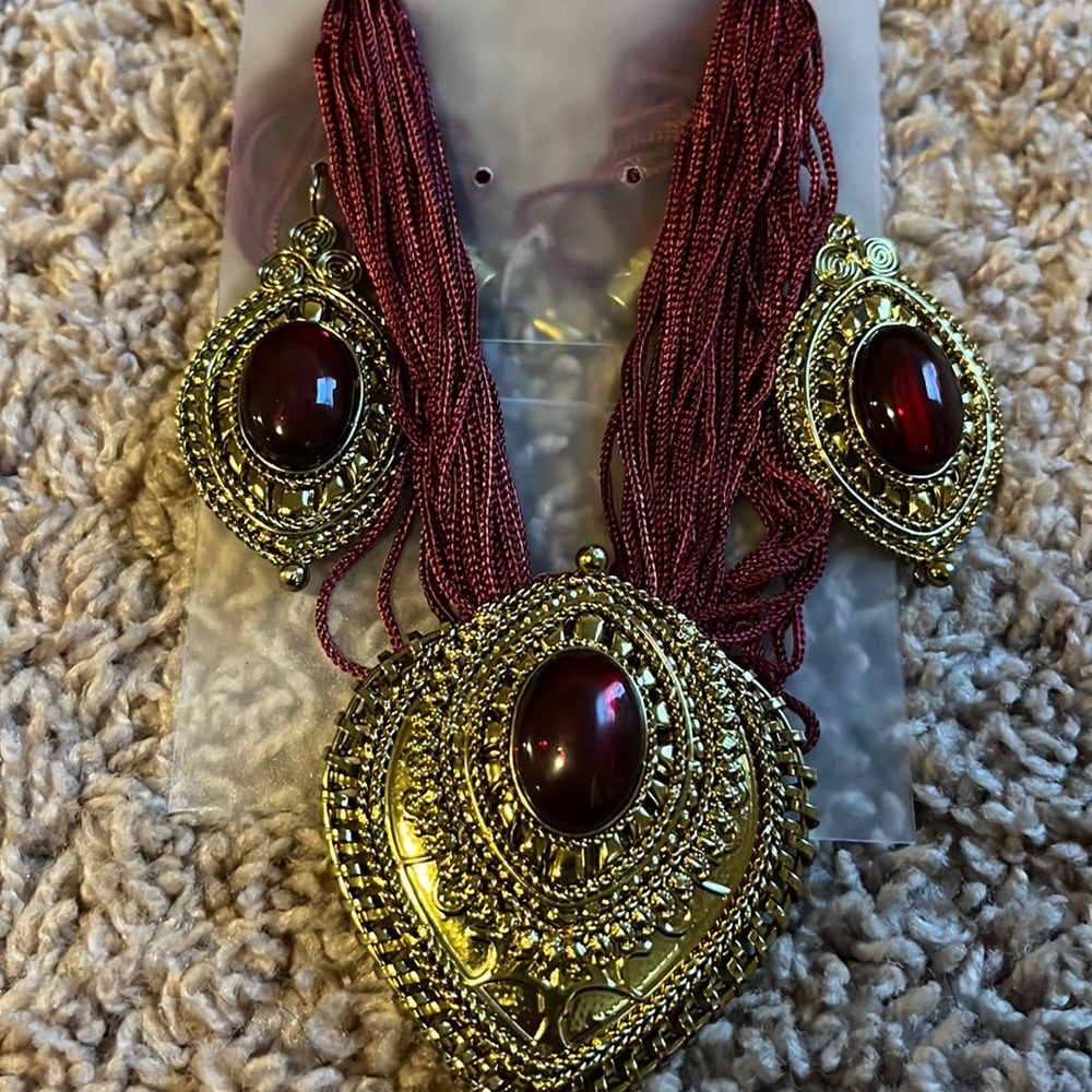 Indian jewelry set. Can be worn with Western or Asian outfits. Brand new.